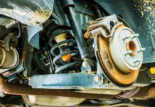 Qu’est-ce qui peut provoquer des secousses ou des vibrations lors du freinage de ma Toyota Camry ? vibrations lors du freinage